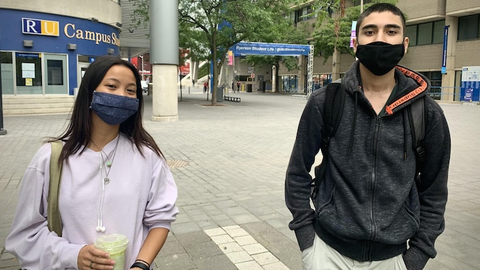 Deux jeunes sur le campus de l'Université Ryerson.