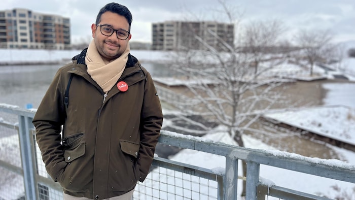 Le candidat libéral dans Pierre-Boucher-Les Patriotes-Verchères, Laurent De Casanove, dans un parc de Boucherville.