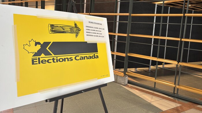 Une affiche d'Élections Canada sur le campus.