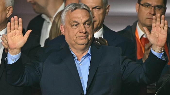 Viktor Orban salue une foule.