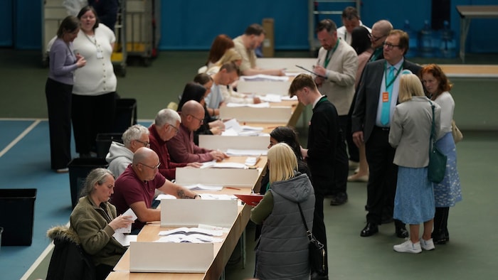 Le dépouillement des bulletins de vote après la clôture du scrutin pour les élections locales de 2026 au Silksworth Community Pool, Tennis and Wellness Centre, le 8 mai 2026 à Sunderland, en Angleterre.