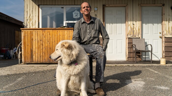 Pierre et sa chienne Indica, devant sa chambre de motel. (12 octobre 2022) 