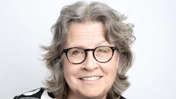 Mary Rowe en lunettes.