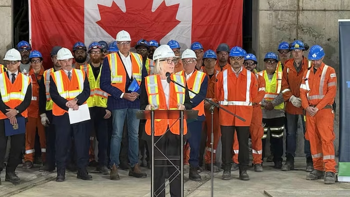 Patty Hajdu prononce un discours devant des gens en uniformes de travail.