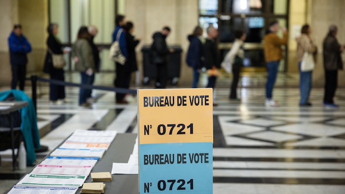Des électeurs font la queue au premier tour des élections municipales françaises de 2026, à Marseille, dans le sud de la France. 