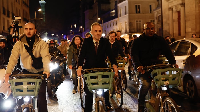Emmanuel Grégoire a pris le chemin de l'hôtel de ville sur un vélo en libre-service.