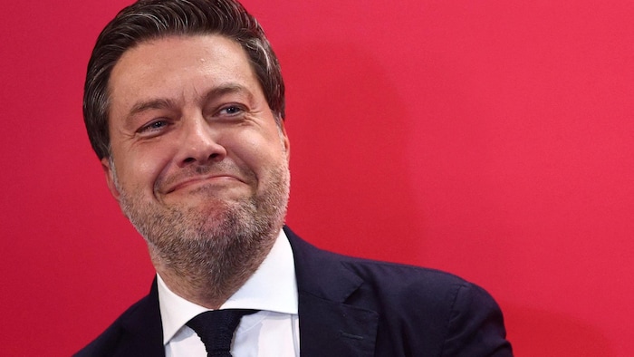 Le maire de Marseille est ému après sa victoire.
