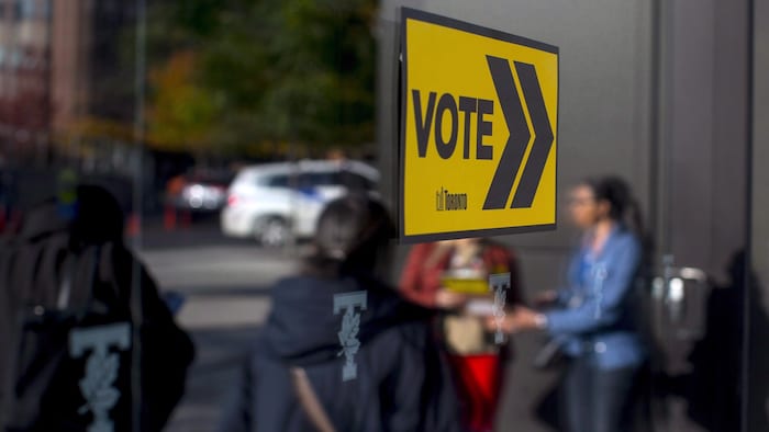 Des électeurs font la file à l’extérieur d’un bureau de scrutin à Toronto.
