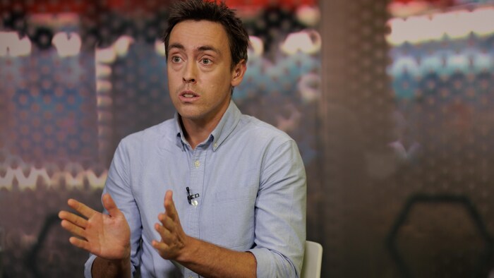 Le politologue Gabriel Arsenault sur un plateau de télévision.