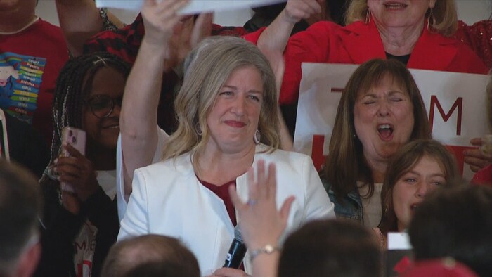 Susan Holt émue.