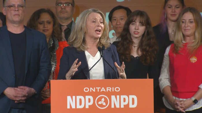 Marit Stiles entourée de ses partisans pendant son discours.