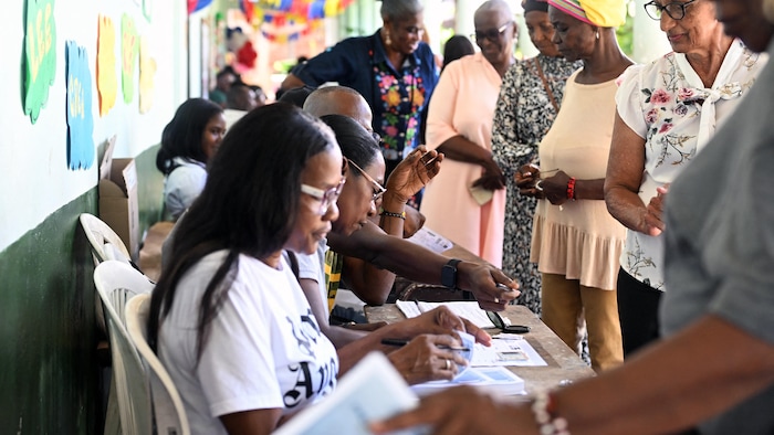Des femmes votent lors du second tour de l'élection présidentielle à Robles, dans le département de Valle del Cauca, en Colombie, le 21 juin 2026. 