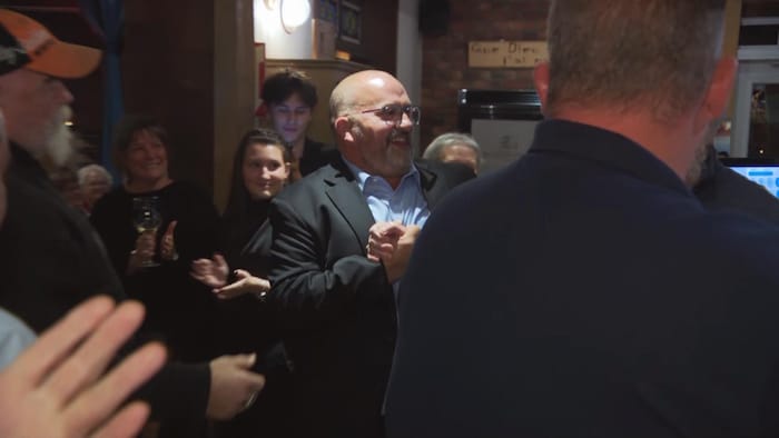 Frédéric Poulin célèbre sa victoire dans Côte-du-Sud avec ses partisans.