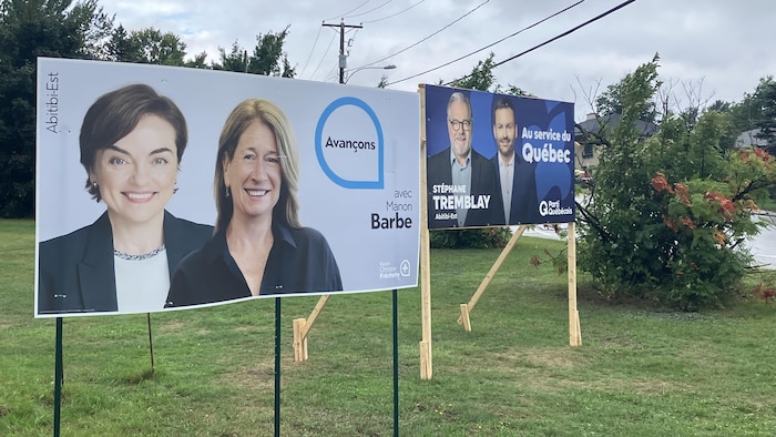 Des pancartes électorales sur lesquelles apparaissent les photos de Christine Fréchette et Manon Barbe, pour la CAQ, et de Stéphane Tremblay et Paul St-Pierre Plamondon, pour le PQ.