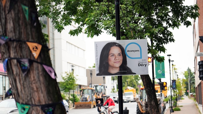 Une affiche électorale de la CAQ montrant la photo de Béatrice Déry.