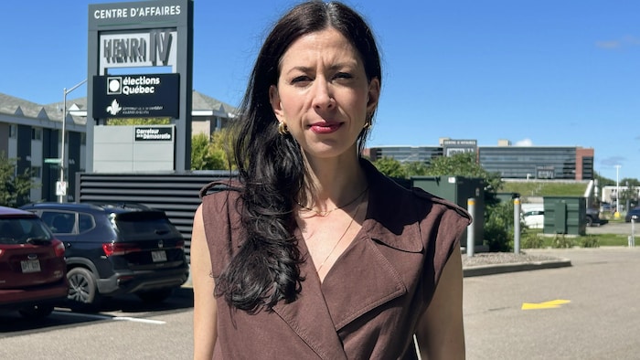 Julie St-Arnaud-Drolet devant les bureaux d'Élections Québec.