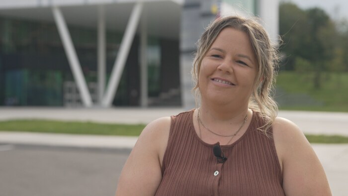 La candidate de la CAQ Rachel Renaud devant une nouvelle école secondaire à Saint-Jérôme.