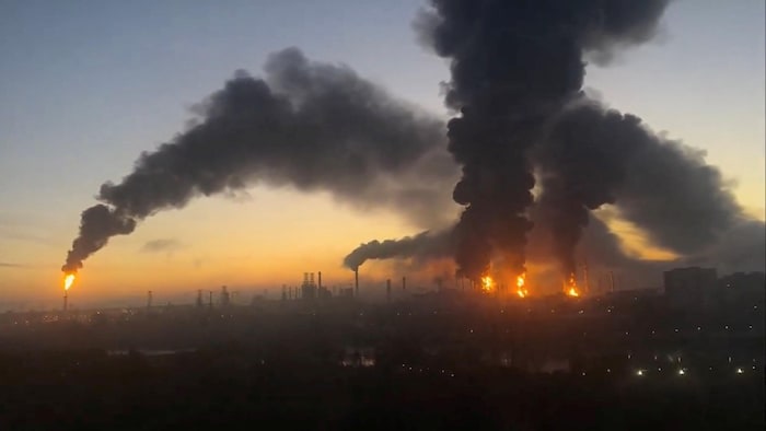 Des colonnes de fumée s’élèvent après des frappes contre une raffinerie de pétrole.