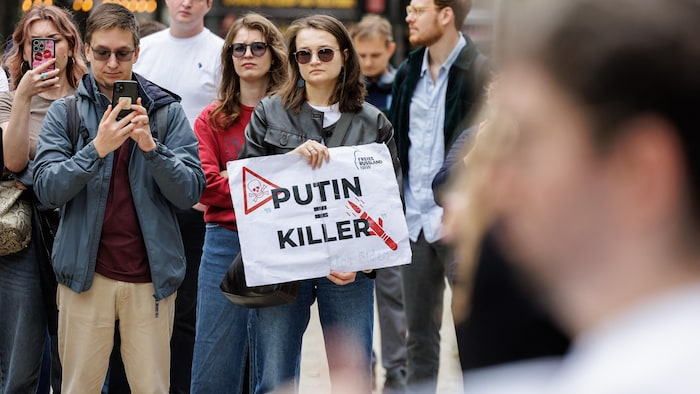 Des manifestants rassemblés devant l’ambassade russe à Berlin.