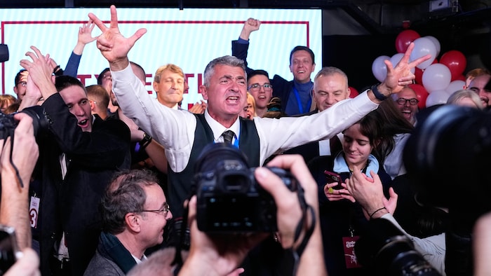 Ilija Srdanovic célèbre la victoire avec ses partisans.