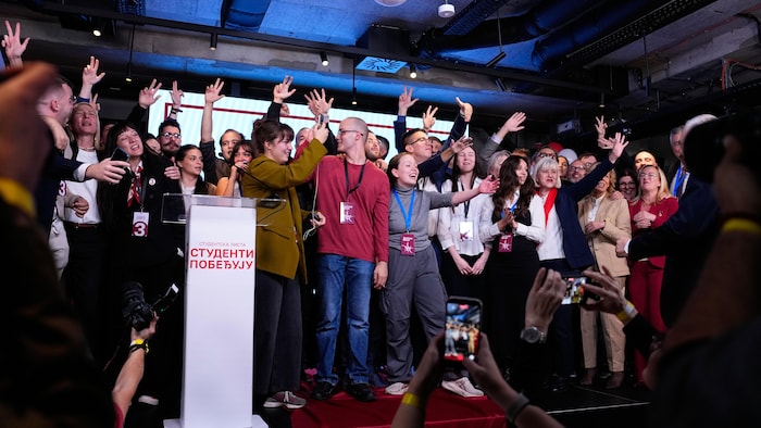 Des candidats célèbrent leur victoire sur scène.