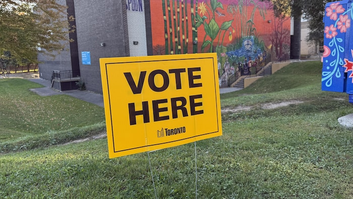 Une affiche près d'un bureau de scrutin à Toronto en octobre 2026.