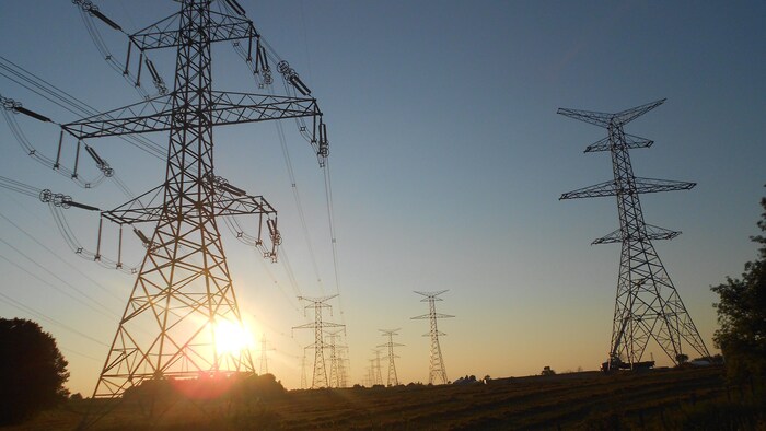 Les lignes de transmission qui vont de la centrale nucléaire de Bruce, sur le lac Huron, à Milton, en Ontario.