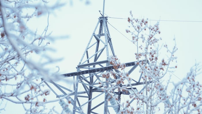 Un pylône électrique à Whitehorse, en décembre 2025.