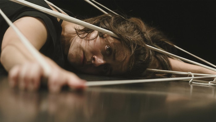 Un artiste d'Élégie II à l'oeuvre en répétition.