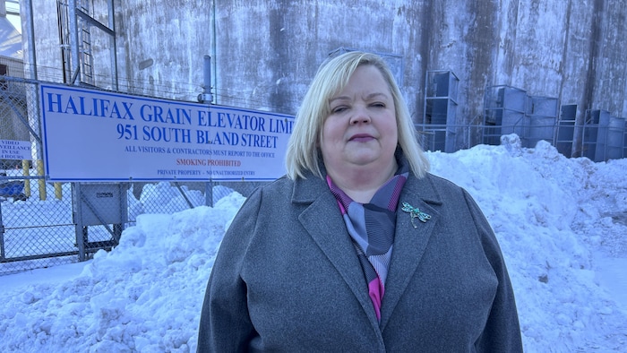 La directrice devant le silo 