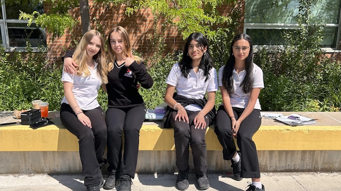 Des élèves de l'École secondaire catholique Renaissance à Aurora.