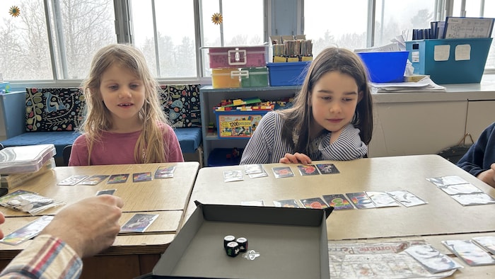 deux petites filles dans une classe.