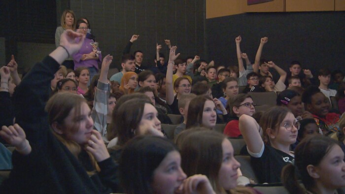 Des élèves dans un auditorium.
