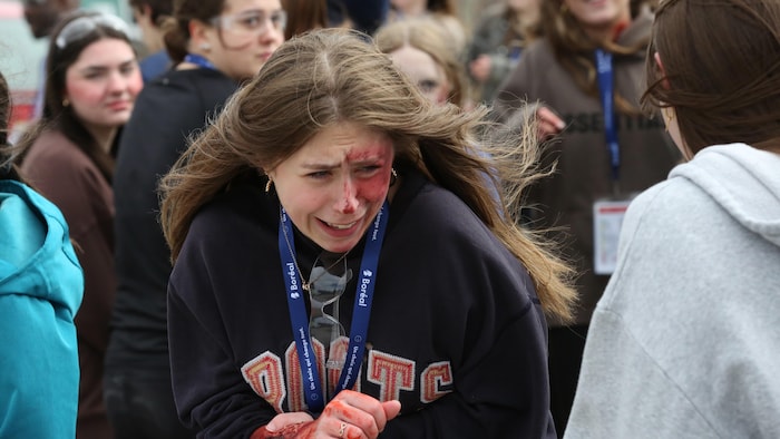 Une élève qui fait semblant de pleurer et paniquer.