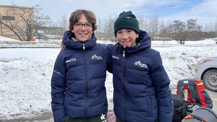 Deux jeunes garçons.