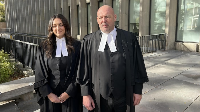 Les deux avocats à l'extérieur du palais de justice de Toronto le 19 octobre 2026.