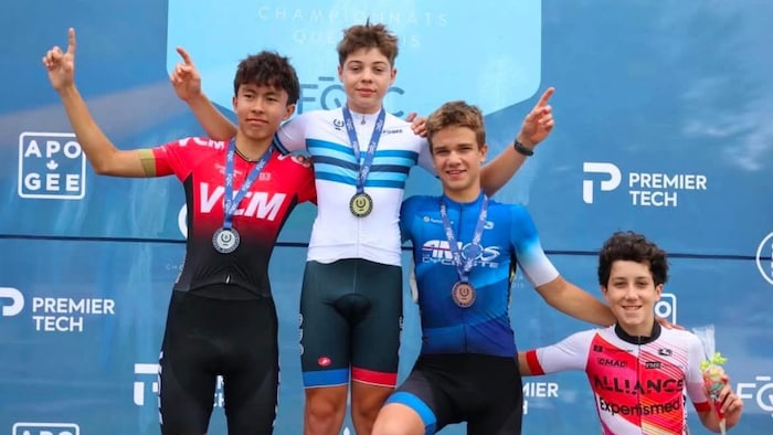 Des jeunes hommes célèbrent leur réussite sur un podium.