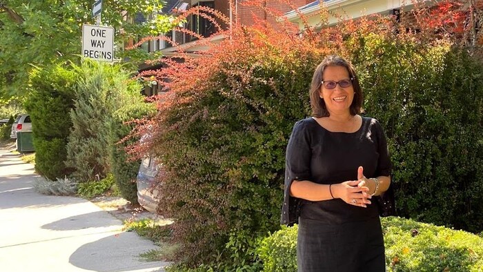 La chilienne-canadienne Alejandra Gálvez sourit à Toronto.
