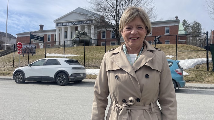La députée Élisabeth Brière devant un manège militaire.