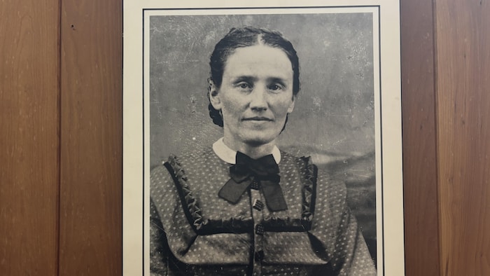 Une photo d'Élisabeth Turgeon au mur.
