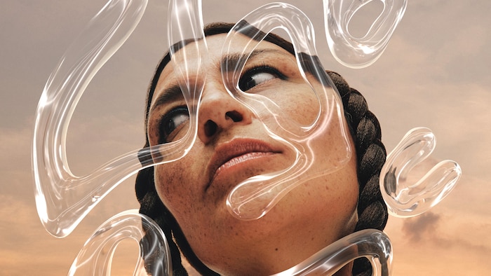 Portrait de la femme sur un fond nuageux et orangé.
