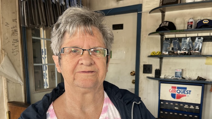Elise Milligan pose pour une photo à l'intérieur d'un garage.