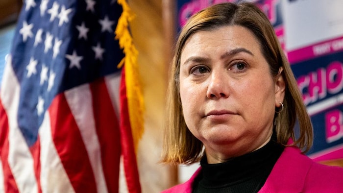 Une femme en gros plan.