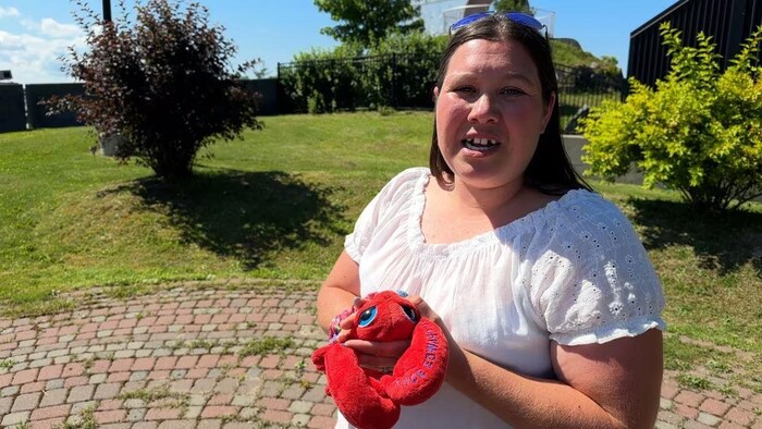 Elizabeth Beattie tient dans ses mains le homard en peluche nommé Lucky.