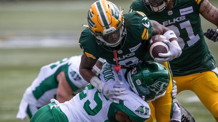 Le coup d’envoi du match d’ouverture Elks-Roughriders avancé | Radio-Canada