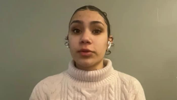 La jeune femme donne une entrevue par visioconférence.