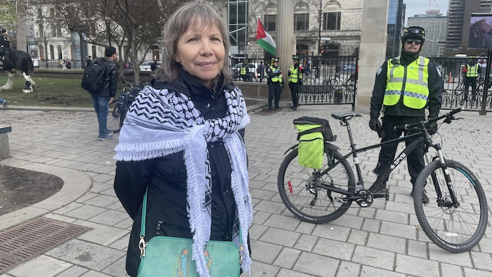 الفنانة والناشطة إلين غابريال، من شعب الموهوك من سكان كندا الأصليين، حضرت لتعرب عن دعمها للفلسطينيين.