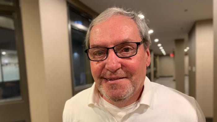 Danny Whalen en lunettes.
