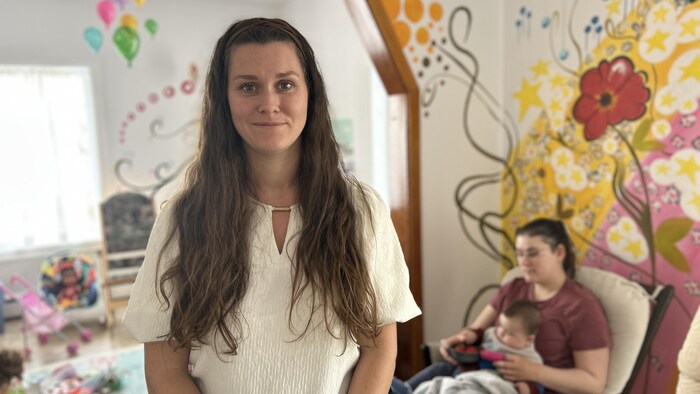 La directrice générale de l'Accueil-Maternité, Élodie Christel, dans le salon de l'organisme. 