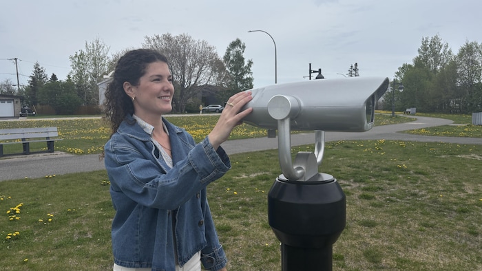 Élodie Parent à la barre d'un téléscope panoramique.
